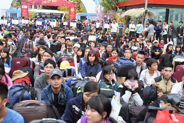 Hàng nghìn sinh viên tập trung rất sớm để nhận vé miễn phí về quê đón Tết